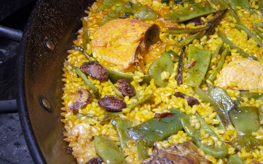 La receta de la auténtica paella valenciana, con garrofón, por supuesto